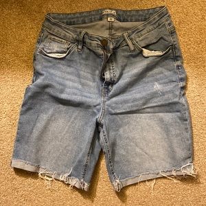 Frayed hem distressed jean shorts